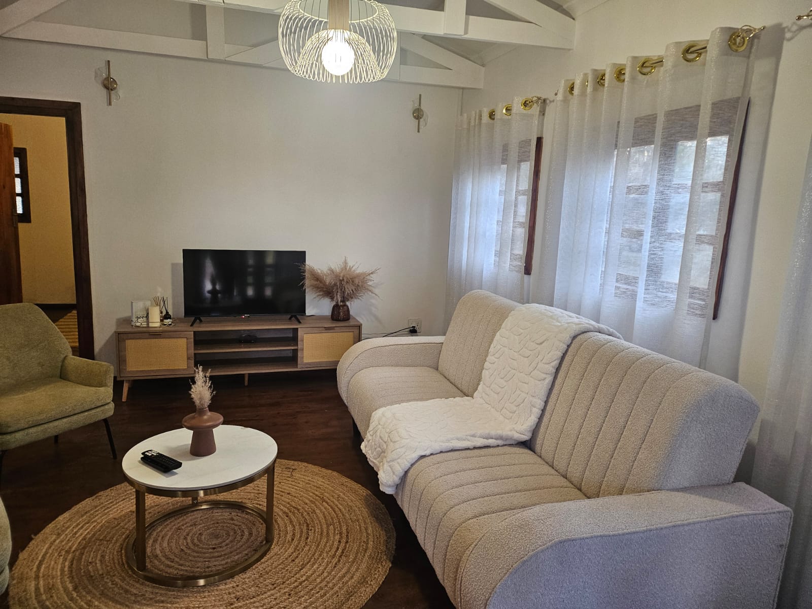 Cosy bridal suite lounge corner with a soft throw blanket draped over the sofa